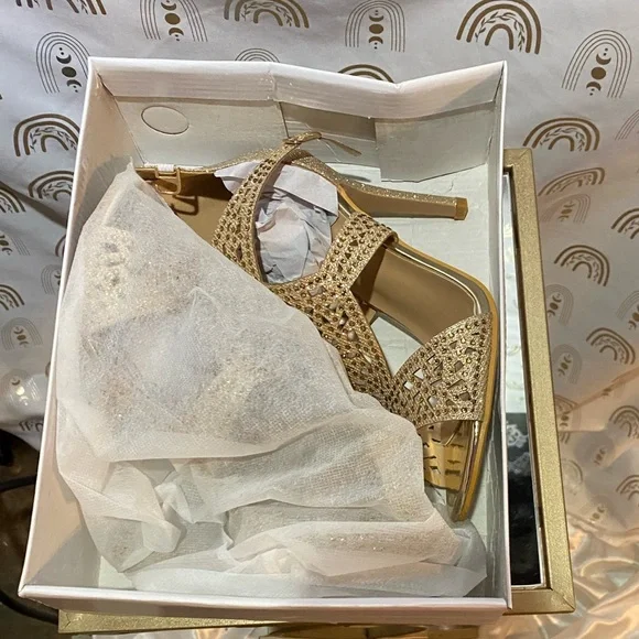 NWT Gold Textured Metallic Heels - Picture 4 of 13